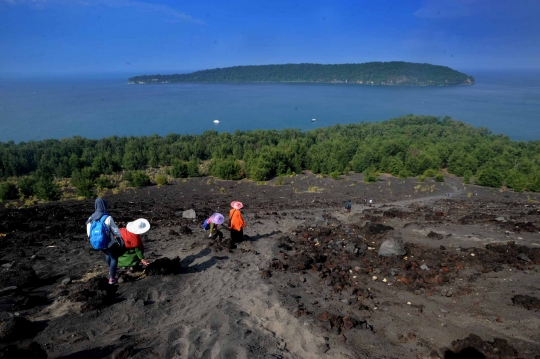 Serunya berpetualang mendaki Gunung Anak Krakatau