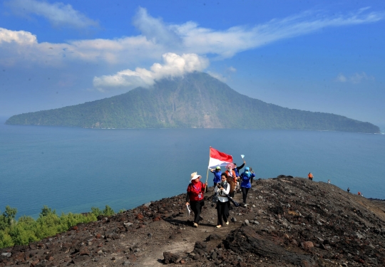 Serunya berpetualang mendaki Gunung Anak Krakatau