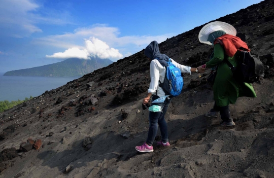 Serunya berpetualang mendaki Gunung Anak Krakatau