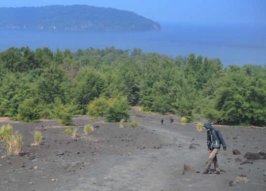 Serunya berpetualang mendaki Gunung Anak Krakatau