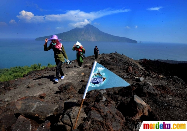 Foto Serunya berpetualang mendaki Gunung  Anak  Krakatau 