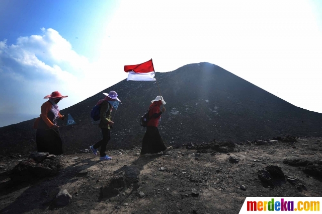 Foto Serunya berpetualang mendaki Gunung  Anak  Krakatau 