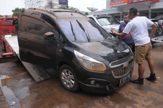 Kondisi mobil-mobil usai terendam banjir di Kemang