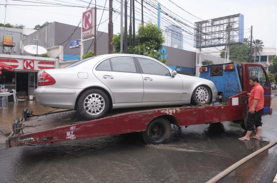 Kondisi mobil-mobil usai terendam banjir di Kemang