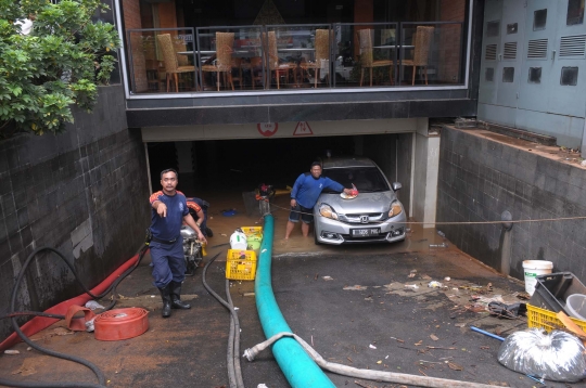 Kondisi mobil-mobil usai terendam banjir di Kemang