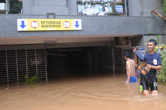 Kondisi mobil-mobil usai terendam banjir di Kemang