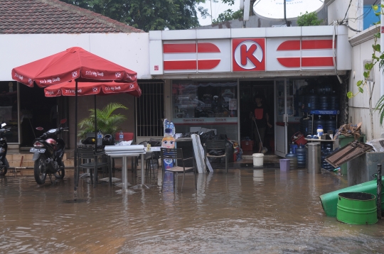 Kondisi mobil-mobil usai terendam banjir di Kemang