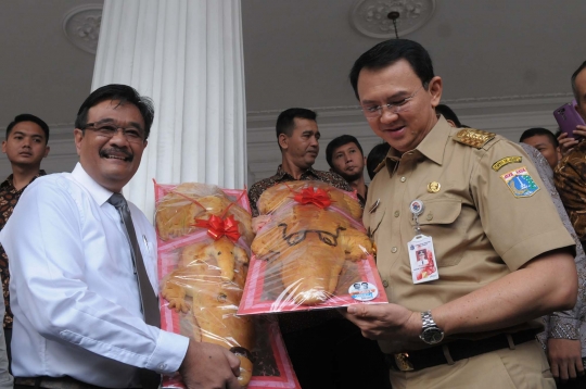 Roti buaya spesial buat Ahok-Djarot