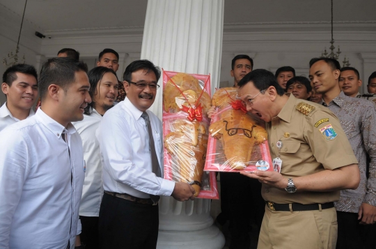 Roti buaya spesial buat Ahok-Djarot