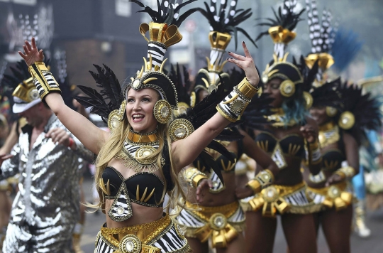 Aksi penari seksi semarakkan karnaval terbesar di Eropa