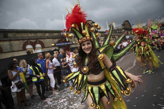 Aksi penari seksi semarakkan karnaval terbesar di Eropa