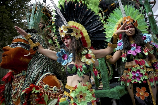 Aksi penari seksi semarakkan karnaval terbesar di Eropa