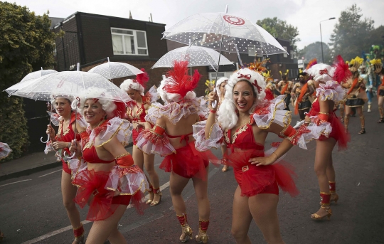 Aksi penari seksi semarakkan karnaval terbesar di Eropa