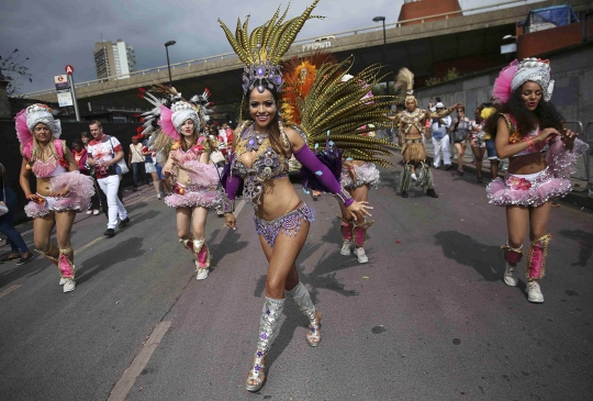 Aksi penari seksi semarakkan karnaval terbesar di Eropa