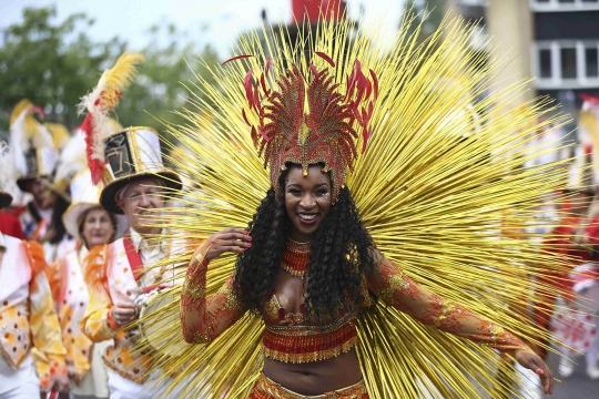 Aksi penari seksi semarakkan karnaval terbesar di Eropa