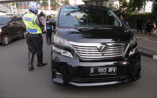 Polisi tilang belasan kendaraan pelanggar sistem ganjil genap