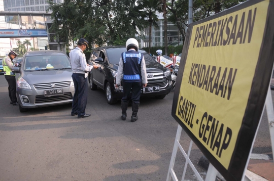 Polisi tilang belasan kendaraan pelanggar sistem ganjil genap