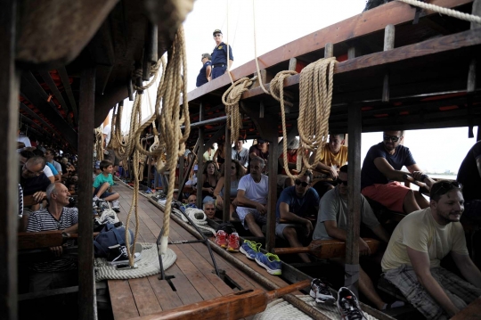 Keseruan mendayung kapal perang era Yunani Kuno