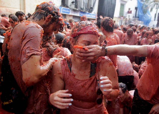 Keseruan para wanita 'bertempur' dalam perang tomat Spanyol