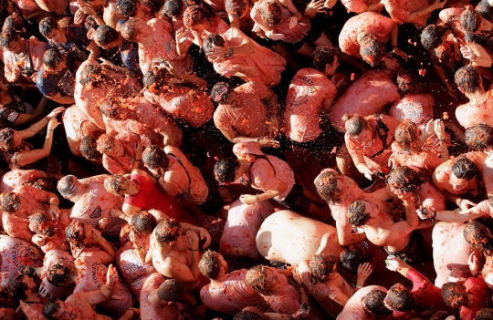 Keseruan para wanita 'bertempur' dalam perang tomat Spanyol