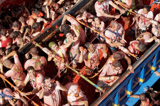 Keseruan para wanita 'bertempur' dalam perang tomat Spanyol