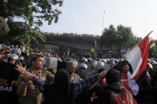 Bentrokan sengit warga vs Satpol PP warnai penggusuran Rawajati