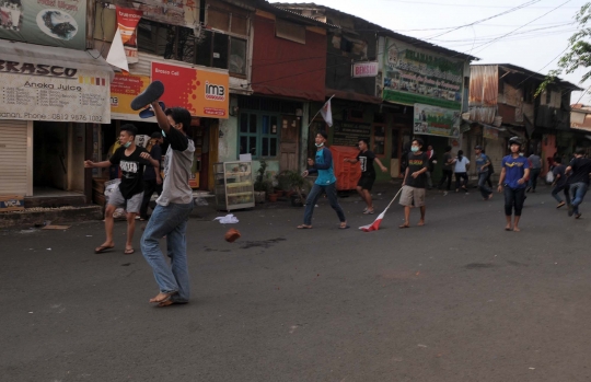 Bentrokan sengit warga vs Satpol PP warnai penggusuran Rawajati