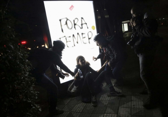 Aksi brutal warga Brasil protes penggulingan Dilma Rousseff