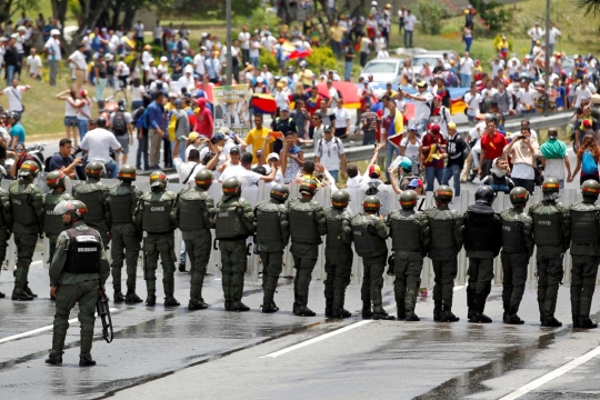 Tuntut Maduro mundur, ribuan warga Venezuela bentrok dengan polisi