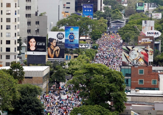 Tuntut Maduro mundur, ribuan warga Venezuela bentrok dengan polisi