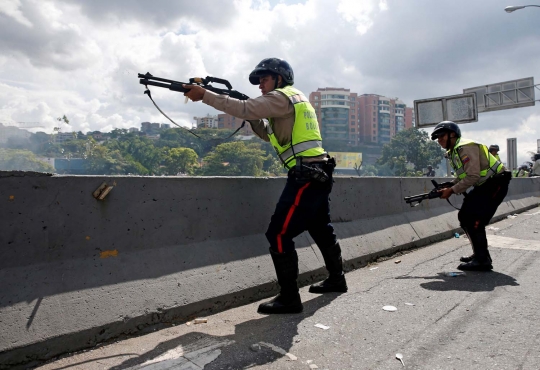 Tuntut Maduro mundur, ribuan warga Venezuela bentrok dengan polisi