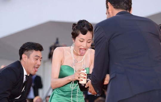 Momen kocak aktris Korea Selatan jatuh keserimpet gaun sendiri