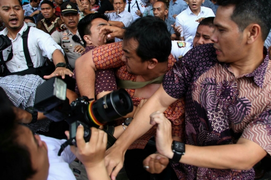 Aksi anarkis pendukung Marudut pukul wartawan foto