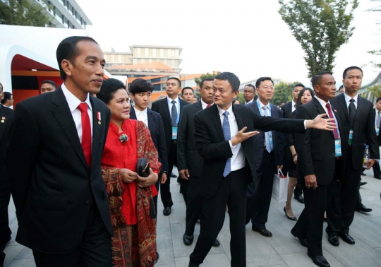 Keakraban Jokowi dan Jack Ma saat berkunjung ke markas Alibaba Group