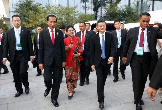 Keakraban Jokowi dan Jack Ma saat berkunjung ke markas Alibaba Group