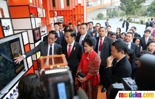 Foto : Keakraban Jokowi dan Jack Ma saat berkunjung ke 