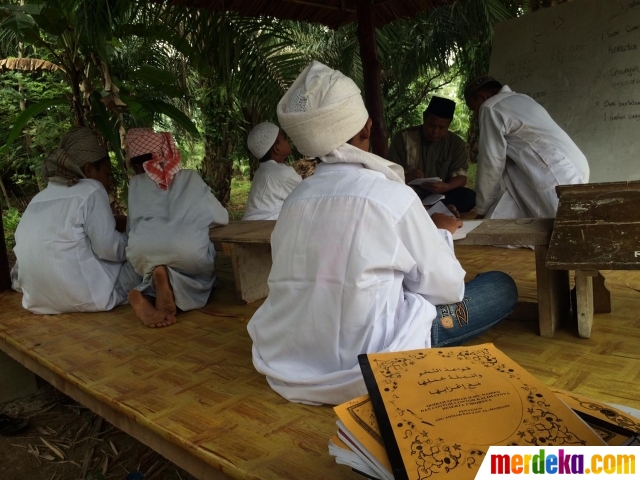 Foto Mengunjungi pesantren  untuk anak  anak  teroris di 