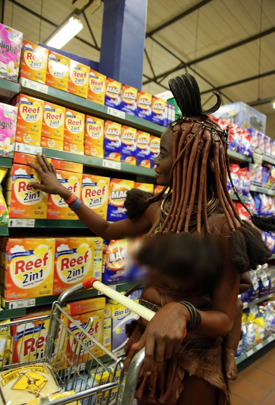 Berpakaian primitif, wanita Suku Himba pede belanja di supermarket