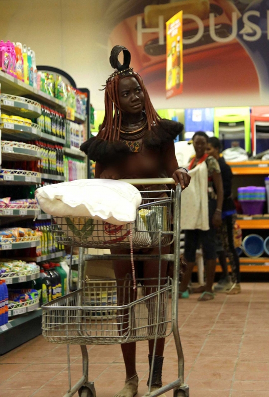 Berpakaian primitif, wanita Suku Himba pede belanja di supermarket