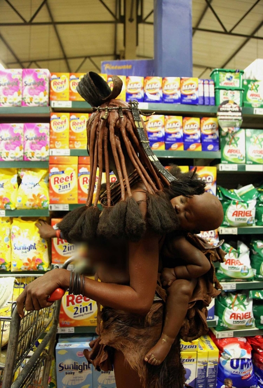 Berpakaian primitif, wanita Suku Himba pede belanja di supermarket