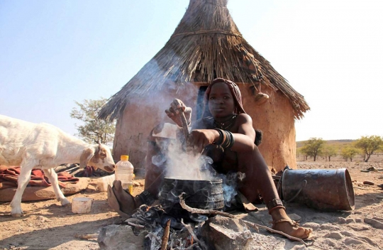Berpakaian primitif, wanita Suku Himba pede belanja di supermarket