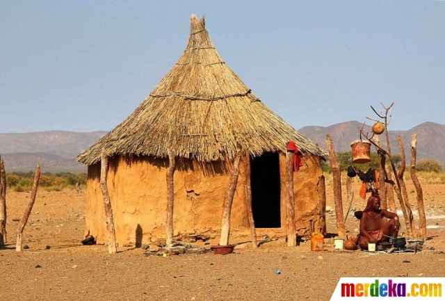Foto : Berpakaian primitif, wanita Suku Himba pede belanja 