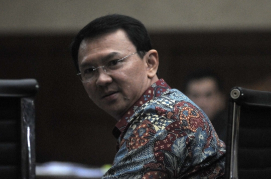 Gaya blak-blakan Ahok bersaksi di sidang Sanusi