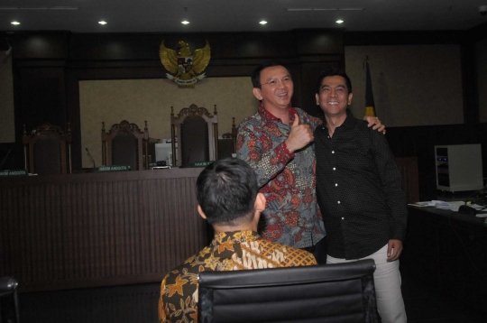 Gaya blak-blakan Ahok bersaksi di sidang Sanusi