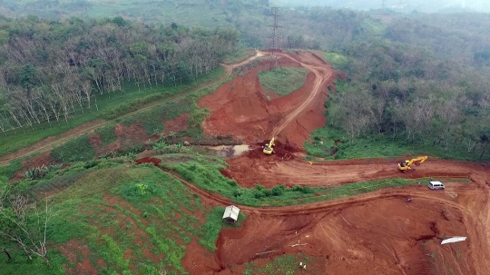 Memantau megaproyek kereta cepat yang berjalan lambat