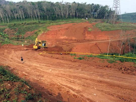 Memantau megaproyek kereta cepat yang berjalan lambat