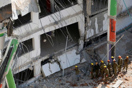 Bangunan gedung roboh di Israel, puluhan orang terjebak