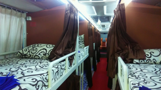 Menikmati kenyamanan dan kemewahan sleeper bus PO Brilian