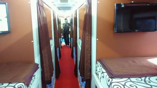 Menikmati kenyamanan dan kemewahan sleeper bus PO Brilian