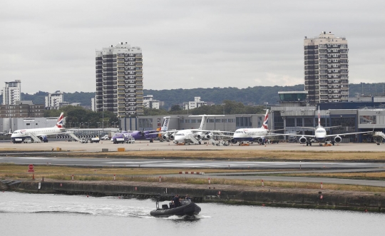 Kecam rasisme, 9 demonstran blokade Bandara London City